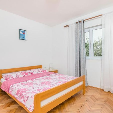 Stunning Apartment In Malinska With Kitchen Luaran gambar