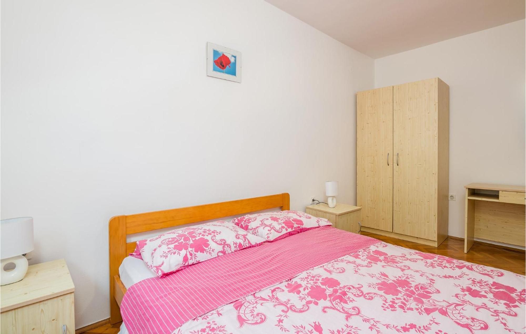Stunning Apartment In Malinska With Kitchen Luaran gambar