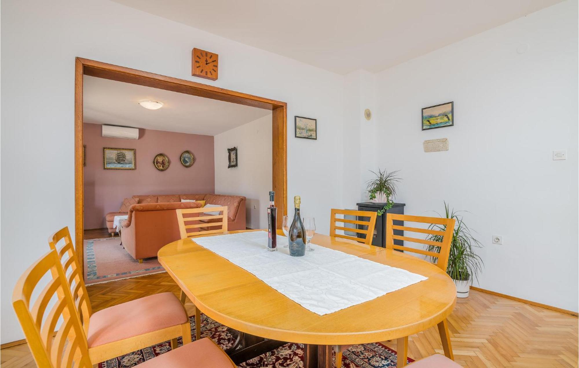 Stunning Apartment In Malinska With Kitchen Luaran gambar
